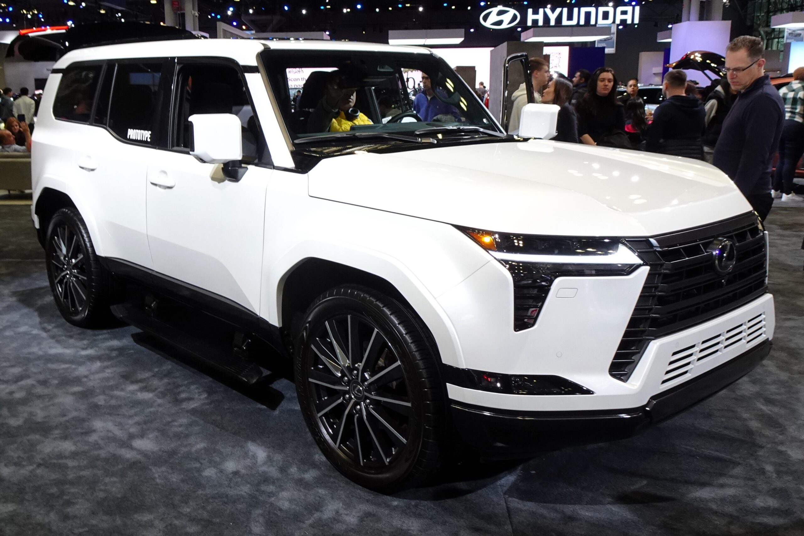 2024_Lexus_GX_550_(United_States)_front_view