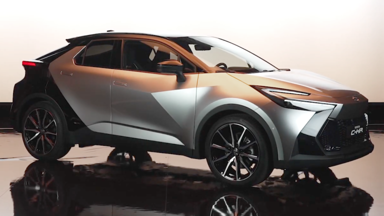 2024_Toyota_C-HR_HEV_GR_Sport_(Europe)_front_view_01